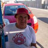Seduto su una sedia, dietro il �bancone�, c�� lui: occhi verdi, maglia bianca e cappellino rosso